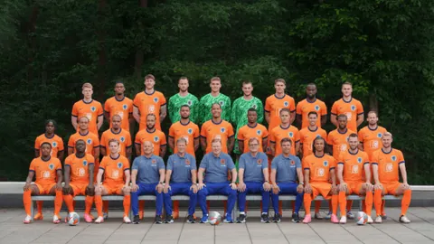 “NBA新赛季明日启幕！詹皇征战第21季，激情对决，澎湃新闻陪伴见证。”